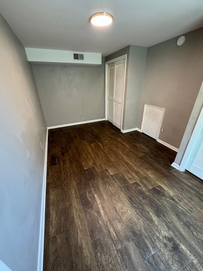 Building Photo - 542 5th Ave