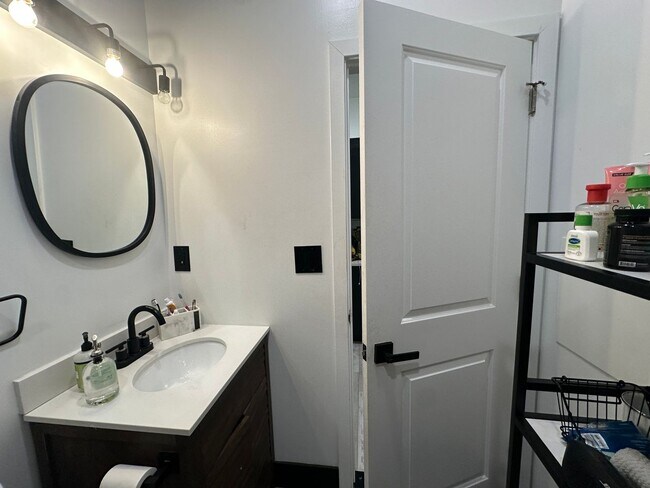 Building Photo - Modern Renovated 1 bedroom 1 bathroom apartment