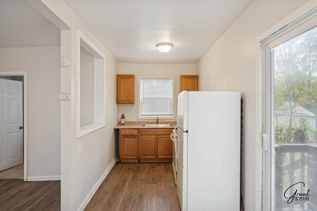 Building Photo - $1200 2 bedroom large home