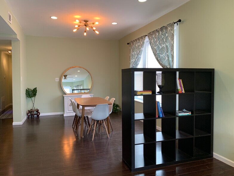 Building Photo - 1067 W Argyle St