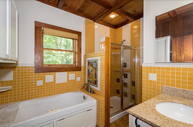 Building Photo - Laurel Park log home 3 bedroom 3 bathroom home.