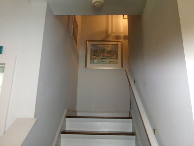 Building Photo - Walk to the Ocean from this 3 bedroom, 2.5...
