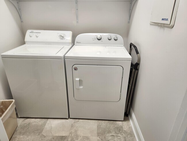 Building Photo - 943 Algonquin Dr