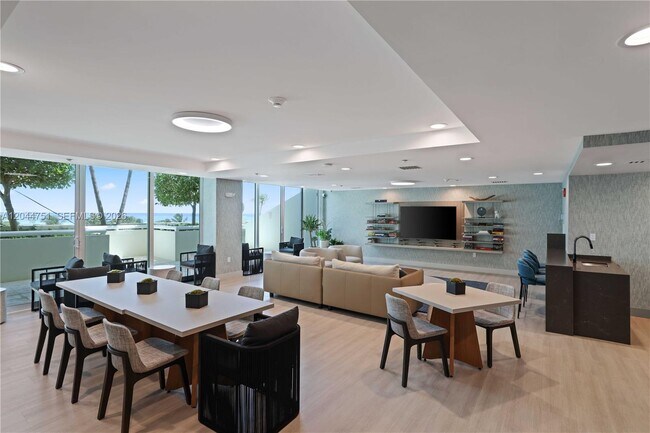 Building Photo - 5025 Collins Ave