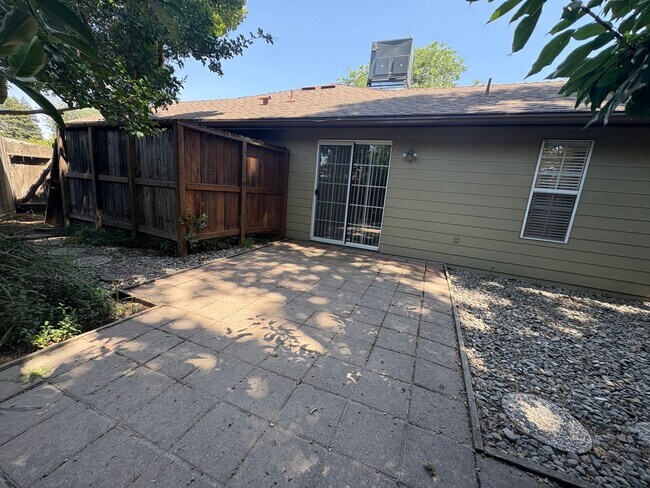 Building Photo - NW Visalia Home coming soon!