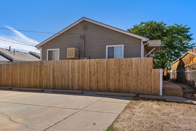 Building Photo - Charming Home in Sunnyside!