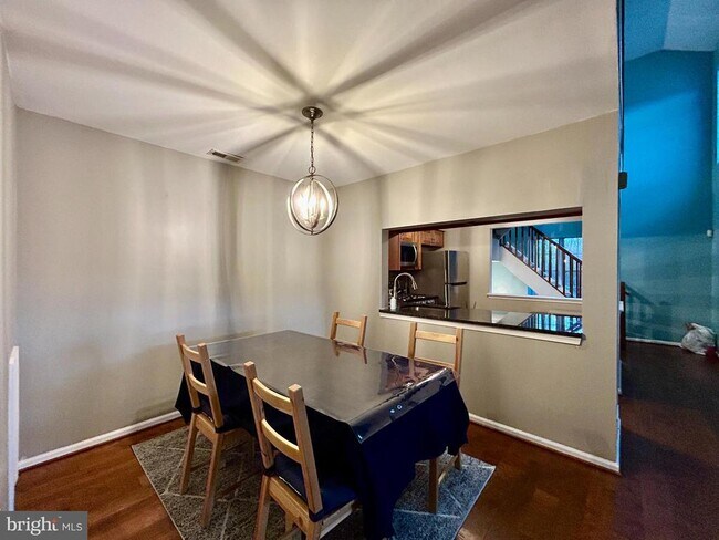 Building Photo - 904B Oliphant Ln