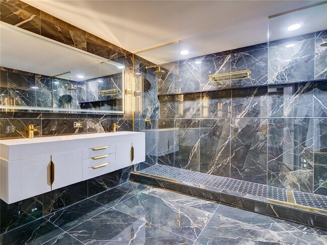 Building Photo - 100 S Eola Dr