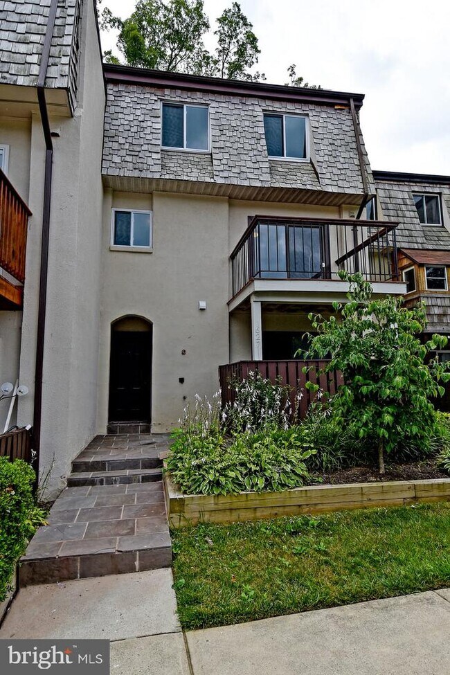 Building Photo - 1627 Valencia Way