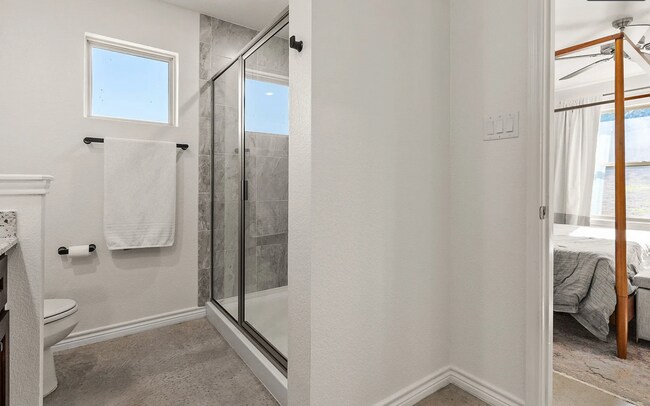 Building Photo - Must See!!! Stunning 4 Bed/2.5 Bath Home -...