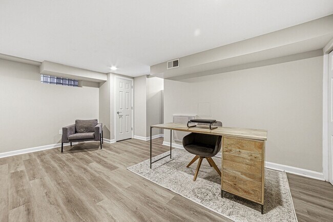 Building Photo - 659 Moody St