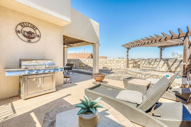 Building Photo - Beautiful Westside home FURNISHED with 4 b...