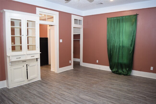 Building Photo - 815 6th Ave N