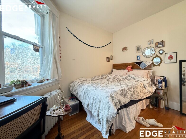 Building Photo - 72 Egmont St