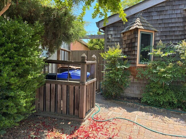 Building Photo - Gorgeous North Davis 3 bedroom available f...