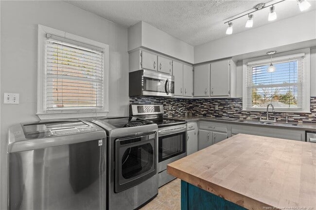 Building Photo - 1001 Anarine Rd