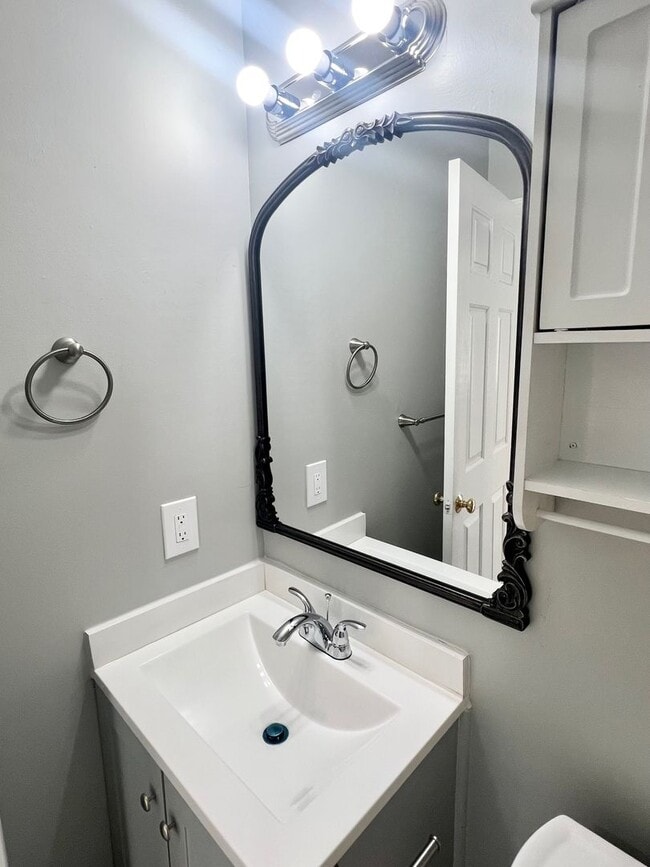 Building Photo - Two bedroom, one bath apartment in Burlington