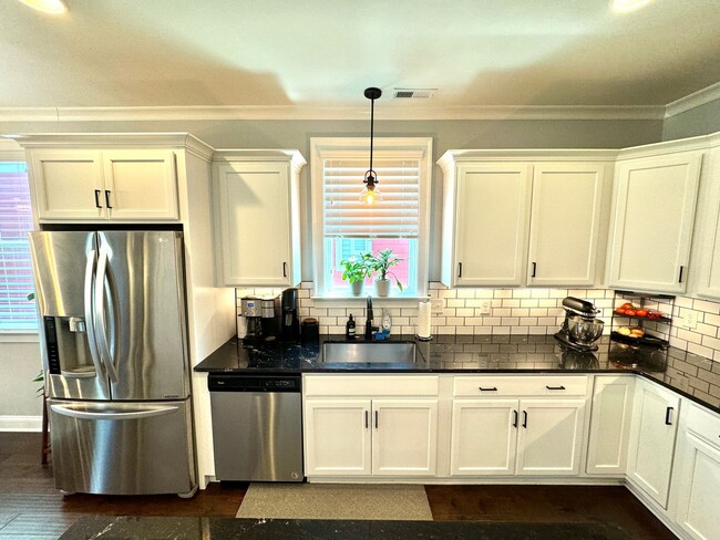 Building Photo - 3 Bedroom, 2.5 Bath Home w/ Fenced Yard and 2 Car Garage