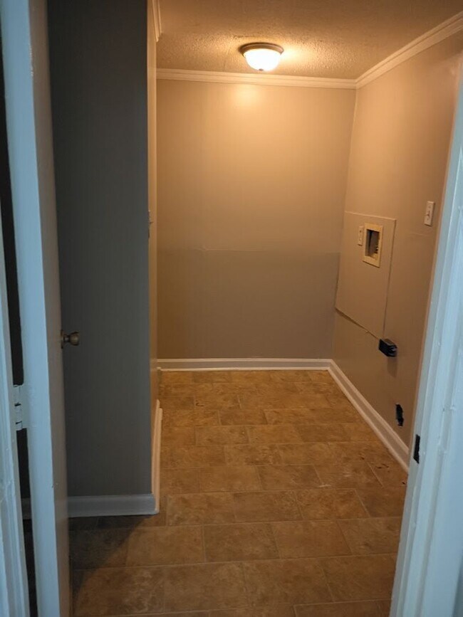 Building Photo - MOVE IN READY