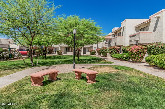 Building Photo - 985 N Granite Reef Rd