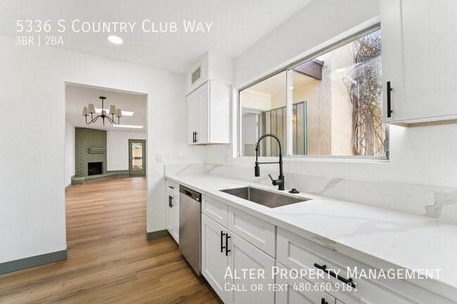 Building Photo - 5336 S Country Club Way