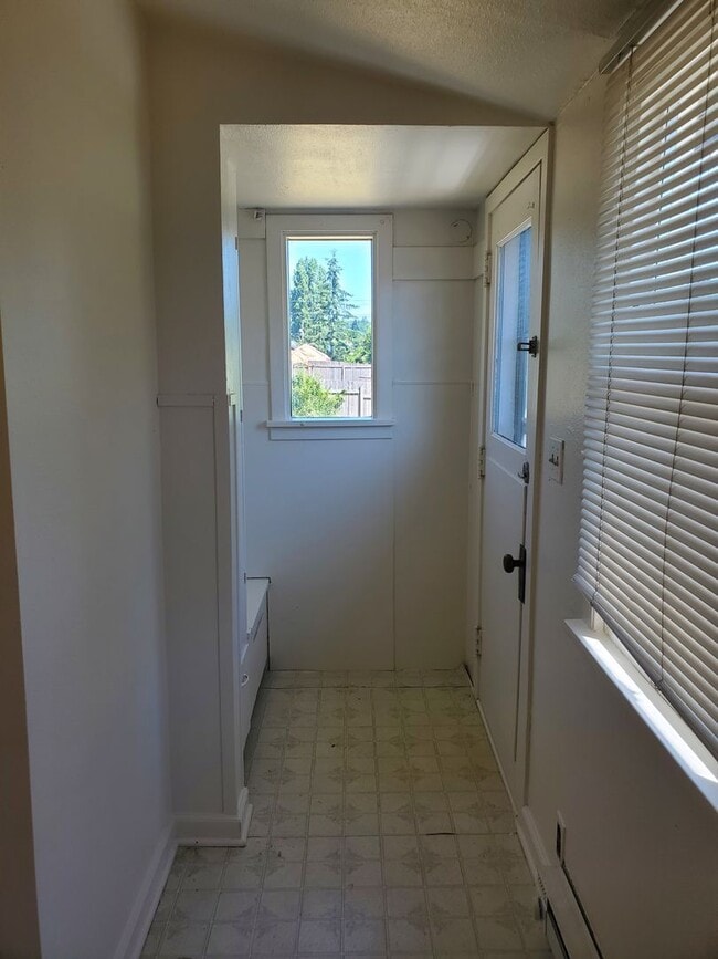 Building Photo - Darling 2 bedroom between Manette & Illahee