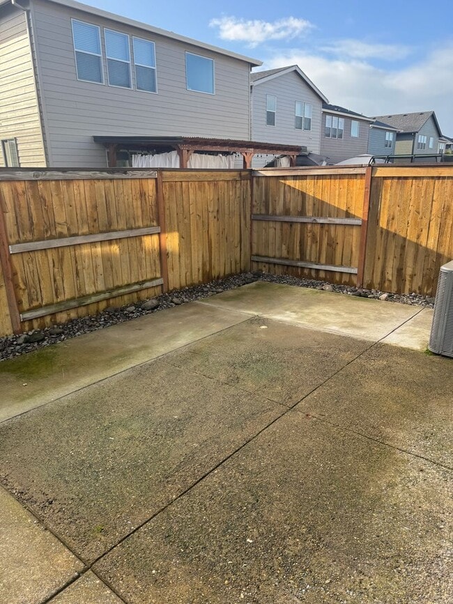 Building Photo - 4 Bedroom, 2.5 bath, newer home in desirable location!!