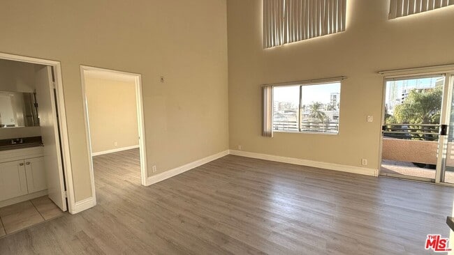 Building Photo - 701 S Kingsley Dr