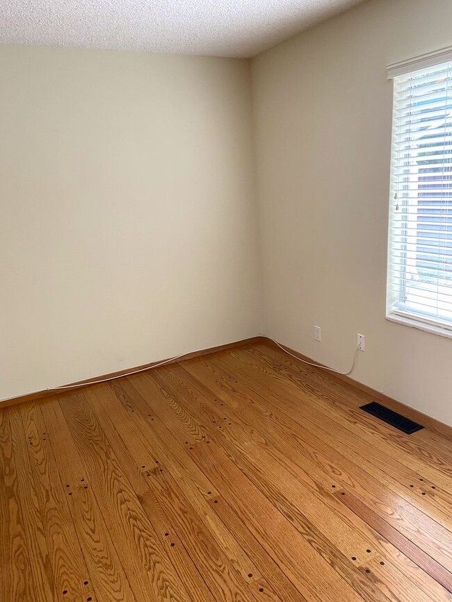 Building Photo - Spacious Duplex in Great Mountain View Area!