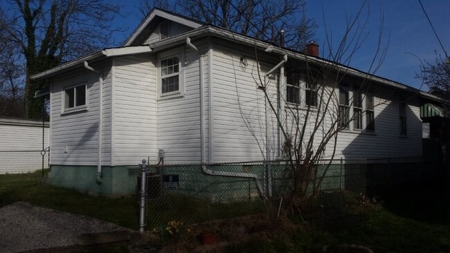 Building Photo - Two Bedroom One Bath Newly Renovated Charleston Home