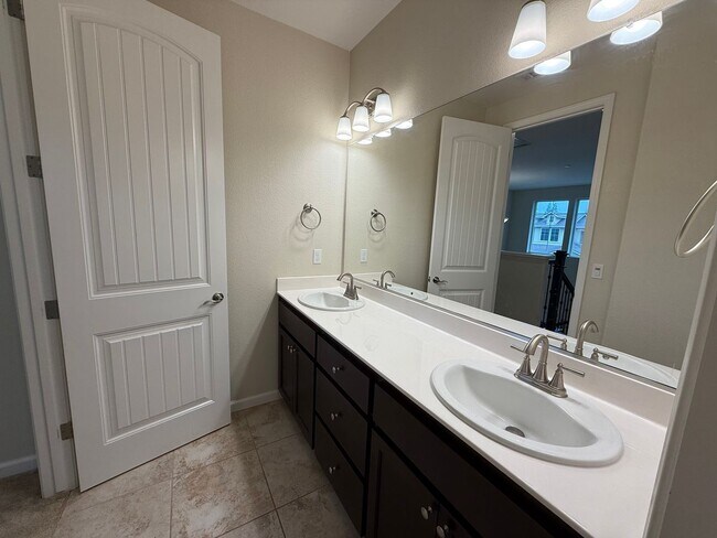 Building Photo - 2021 built two story in Oakdale!