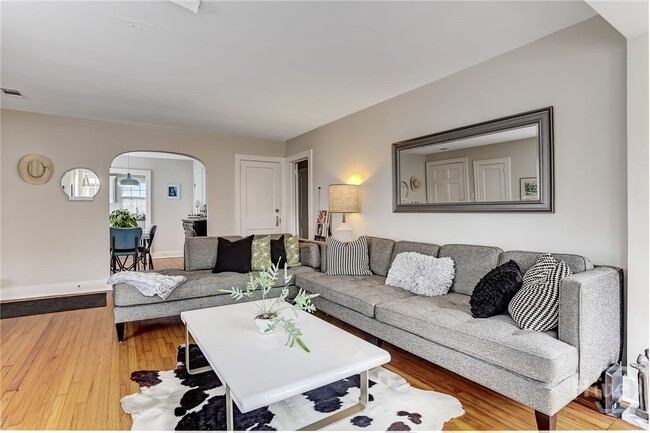 Building Photo - 725 E 53rd St