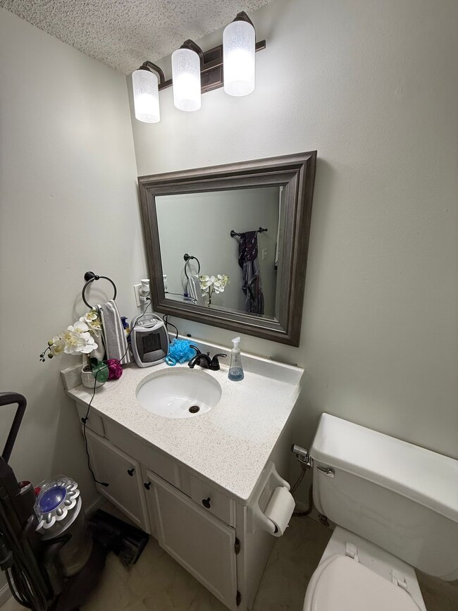 Building Photo - Updated 2 Bed, 2.5 Bath Apple Valley Townh...