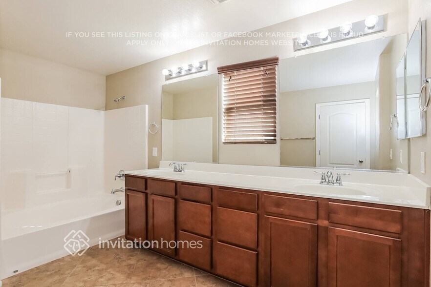 Building Photo - 2241 S Buckaroo Trail