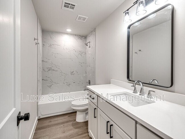 Building Photo - 618 W 2nd St