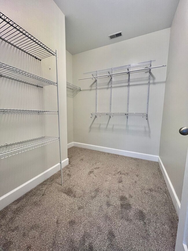 Building Photo - 2 Bedroom Condo in Lenox Village