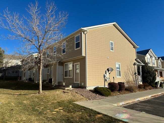 Building Photo - SPACIOUS 3BD/2.5BA TOWNHOME at THE BLUFFS ...