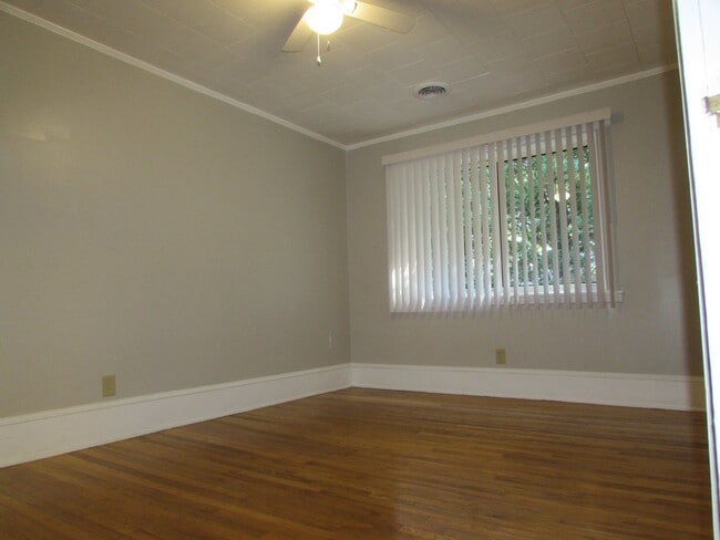 Building Photo - Spacious 2 Bed/1 Bath Duplex - Updated - Fireplace - Covered Side Porch - Water/Sewer/Trash Included