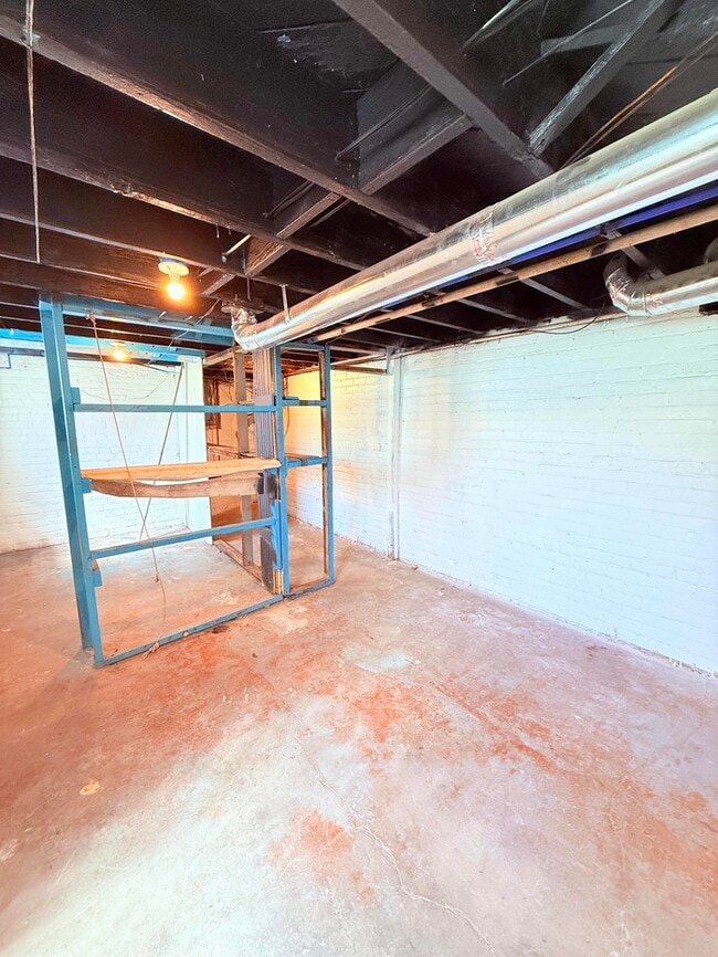 Building Photo - 3 Bed, 1 Bath Home with Modern Amenities / Vouchers Accepted / Available Now!