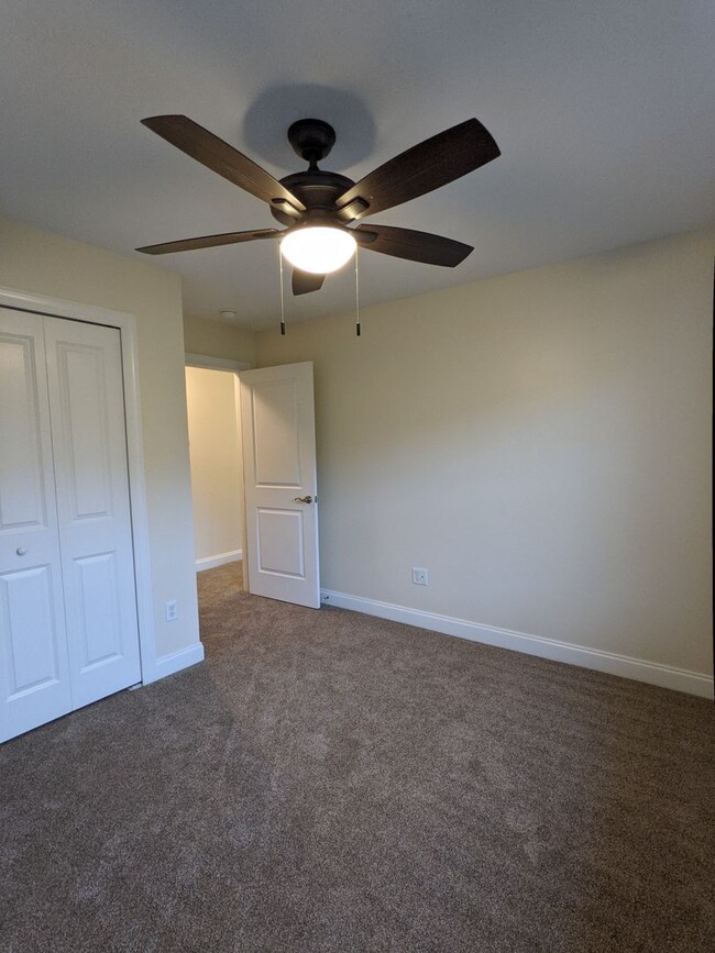 Building Photo - Spacious Condo off Hendersonville Rd