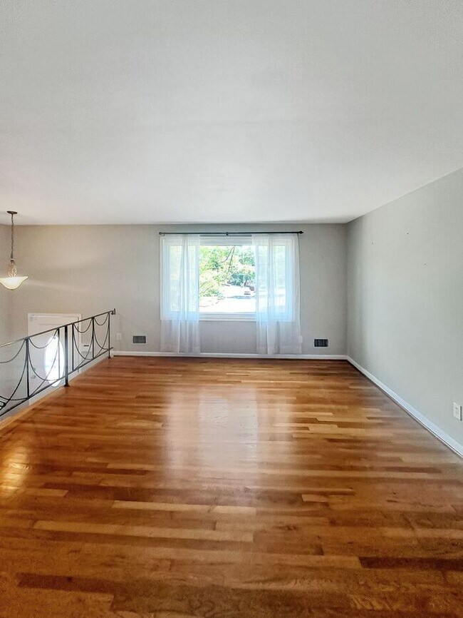 Building Photo - Coming Soon! Attractive Mid Century Modern...