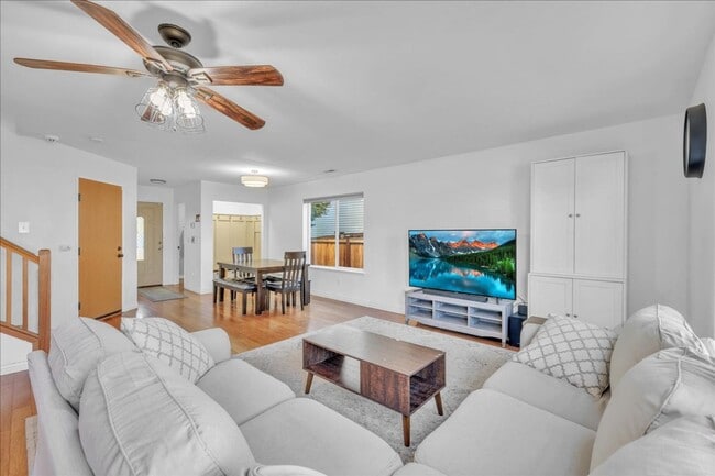 Building Photo - Stylish Yelm Home with A/C, Butcher Block Counters & Fully Fenced Yard!