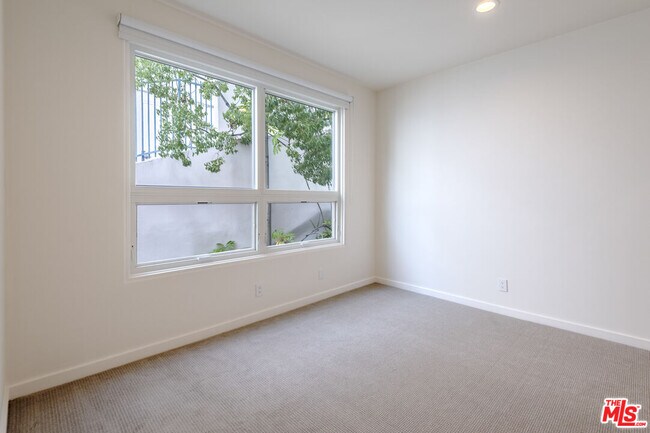 Building Photo - 15425 Antioch St