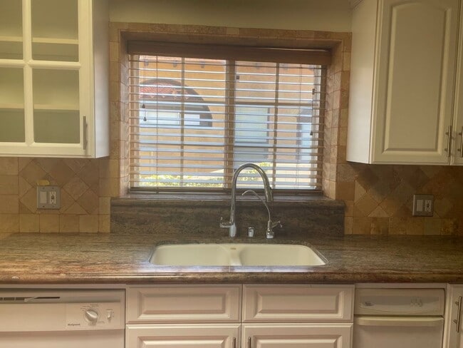 Building Photo - Bright  3bed/2bath single family home with...