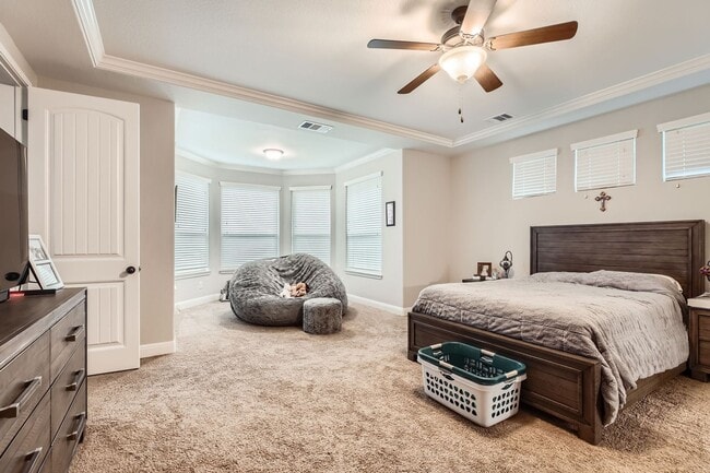 Building Photo - 5 Bedrooms and 3+ Living Spaces!