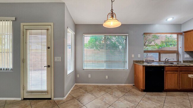 Building Photo - Close to I-10 and shopping in Goodyear!