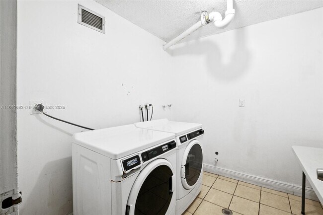 Building Photo - 2771 Taft St