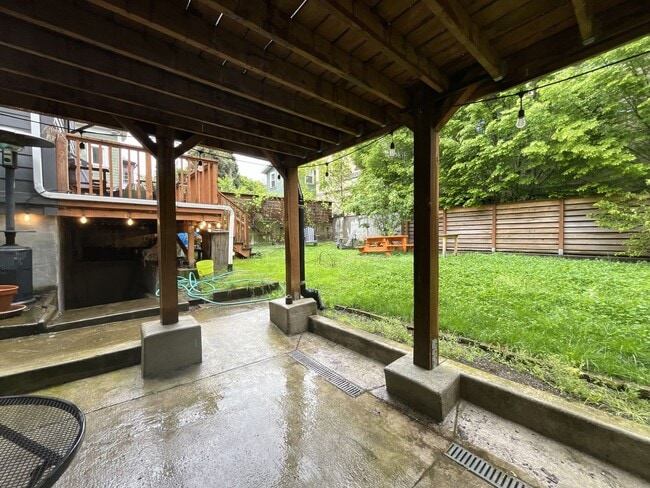 Building Photo - Large NW Portland Home Near Shops & Restaurants with Finished Basement & Bay Windows