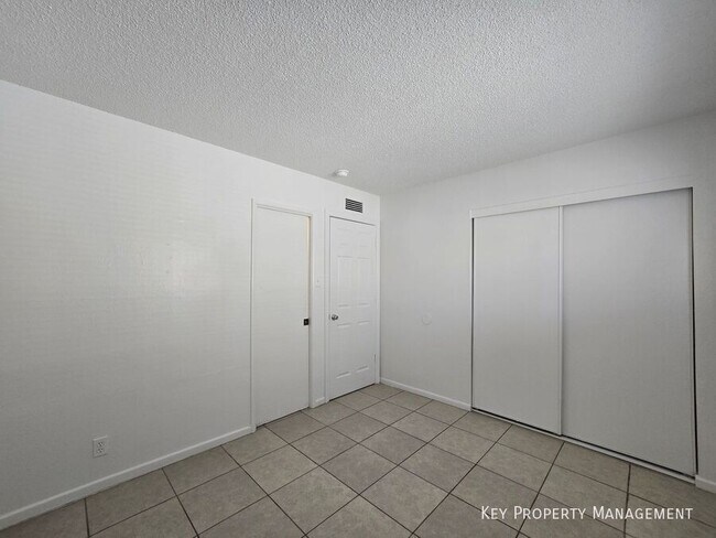 Building Photo - 1904 Rexford Dr