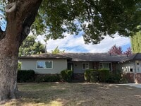 Building Photo - Fully Remodeled 3 Bedroom/ 2 Bathroom Duplex w/ Modern Finishes & Private Yard!